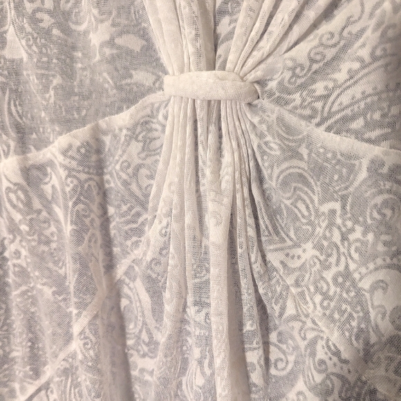 ❤️Lucy & Laurel Sheer White Twist Front Top w/ Paisley Design - Picture 6 of 7